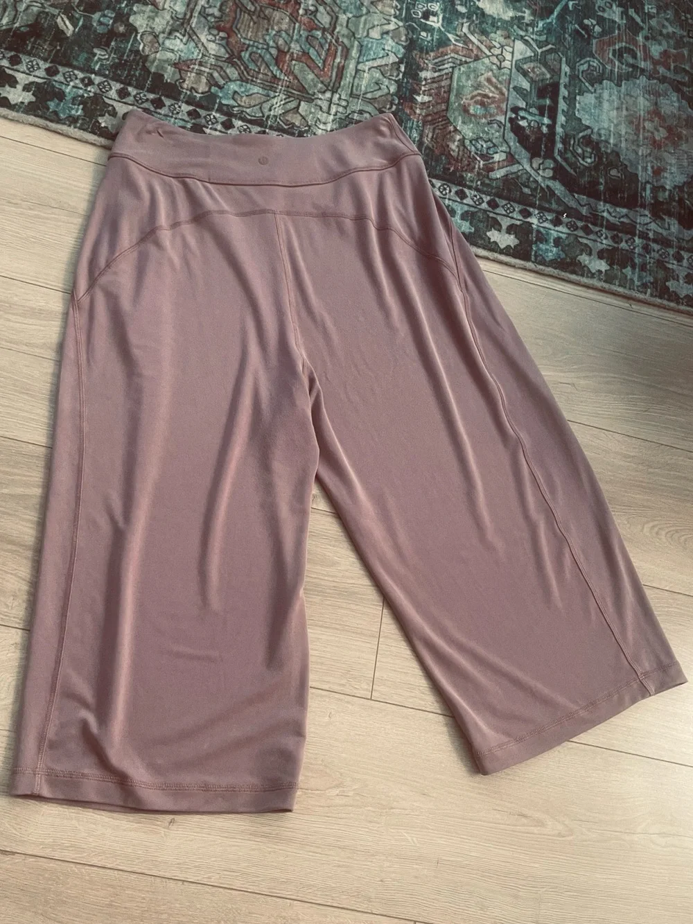 Lululemon size 8 white womans cropped trousers pants